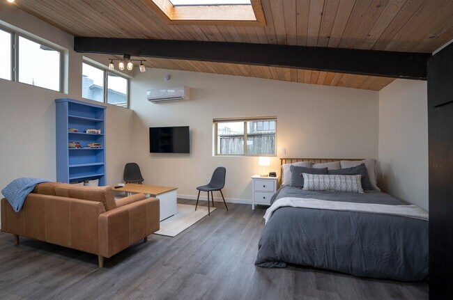 Building Photo - Fully Furnished Bungalow with Studio Living and Scenic Views in Tacoma!