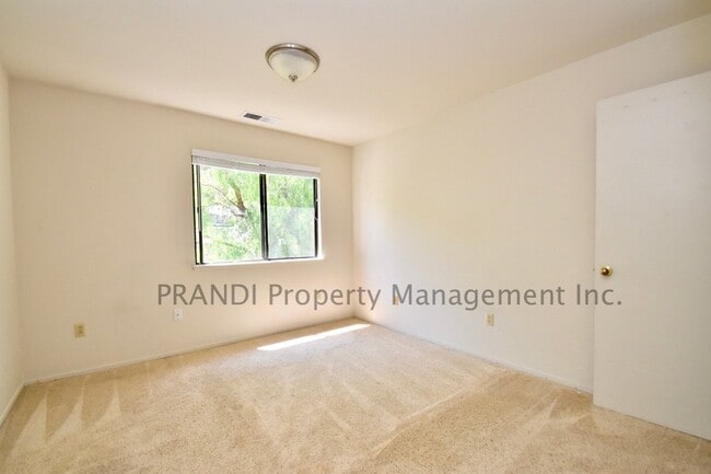 Building Photo - 18 Somerset Pl