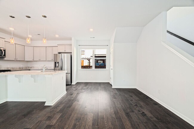 Building Photo - Cozy Living in The Ponds