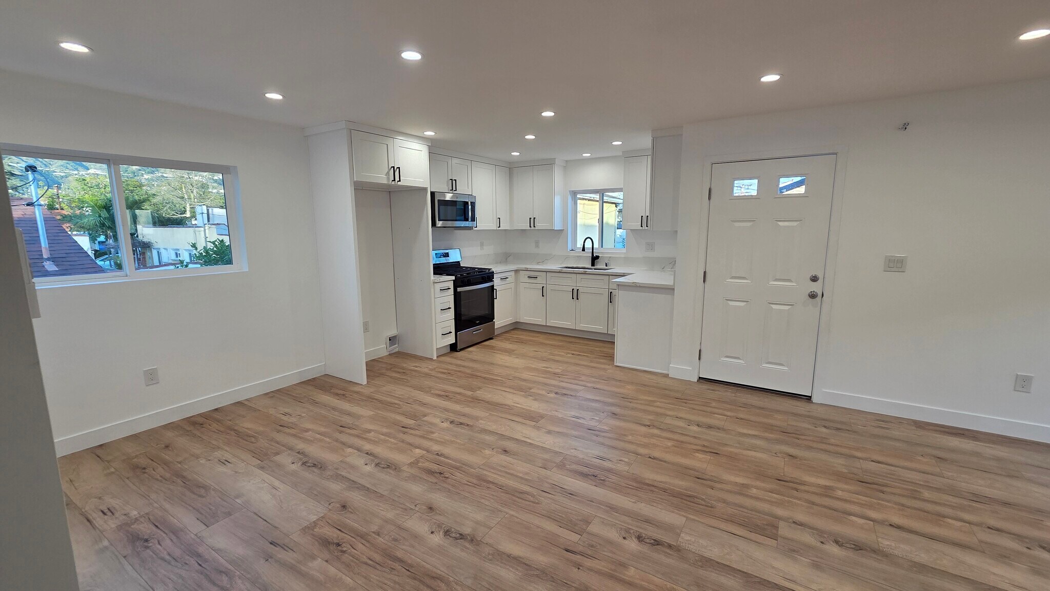 Building Photo - 805 W Glenoaks Blvd