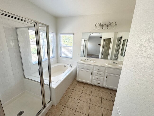 Building Photo - Spacious 6 bedroom home in West Palmdale