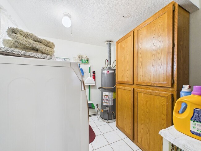 Building Photo - Quiet home in the central part of town