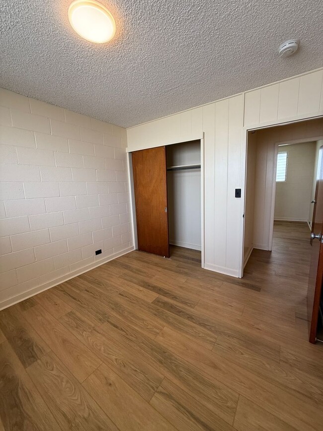 Building Photo - Refreshed - 2 bedroom, 1 bath unit in grea...