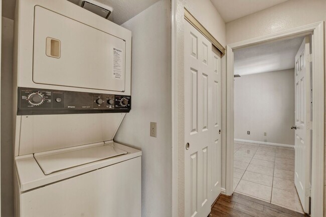 Building Photo - Upgraded 2 bedroom 2 bath upstairs condo
