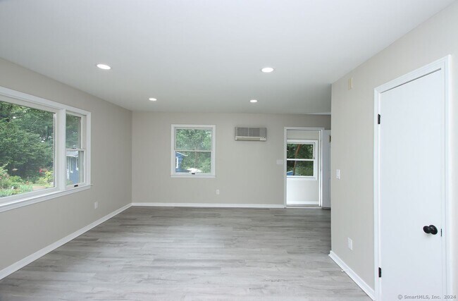 Building Photo - 2 Lakeview Ave