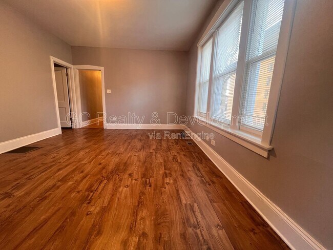 Building Photo - 4820 N Springfield Ave