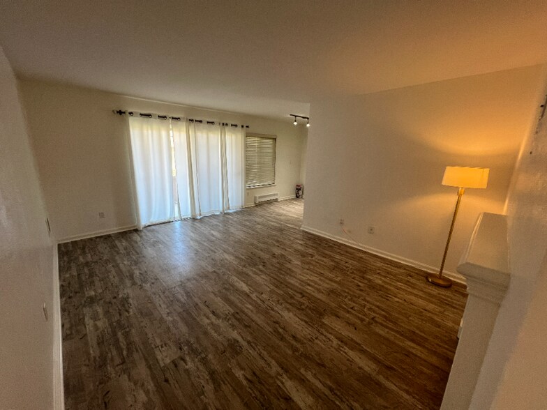 Building Photo - 300 Glenwood Cir
