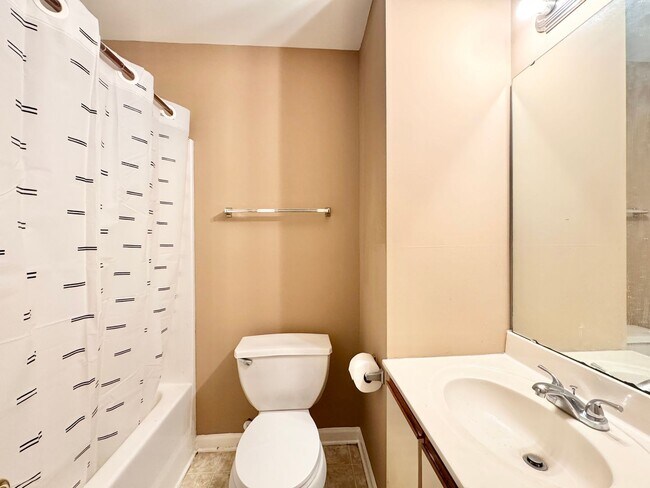 Building Photo - 4 Bedroom Off Franklin Blvd