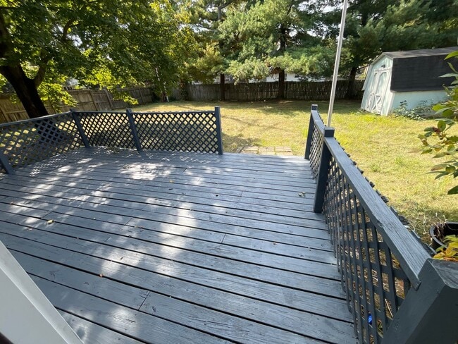 Building Photo - Three bedroom 1.5 bath single family home ...