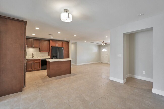 Building Photo - 6 BED HOUSE CLOSE TO ASU CAMPUS