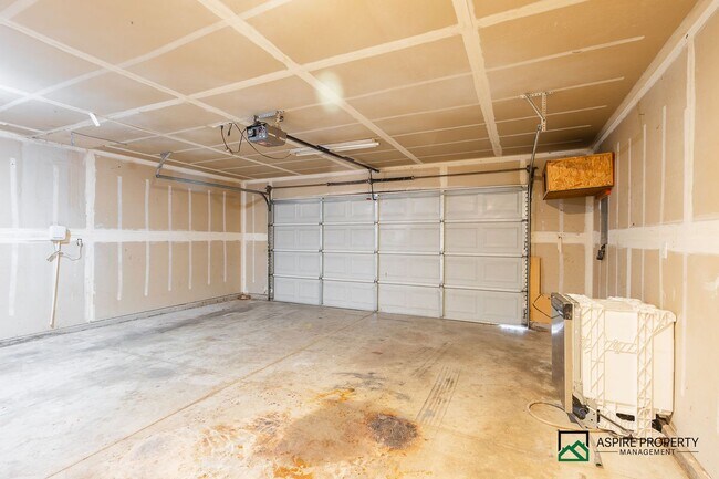 Building Photo - 3 bed 2 bath home