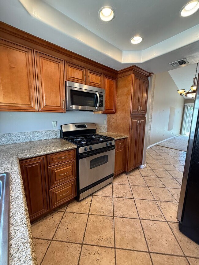 Building Photo - Charming Single-Level Townhome in Cape Concord