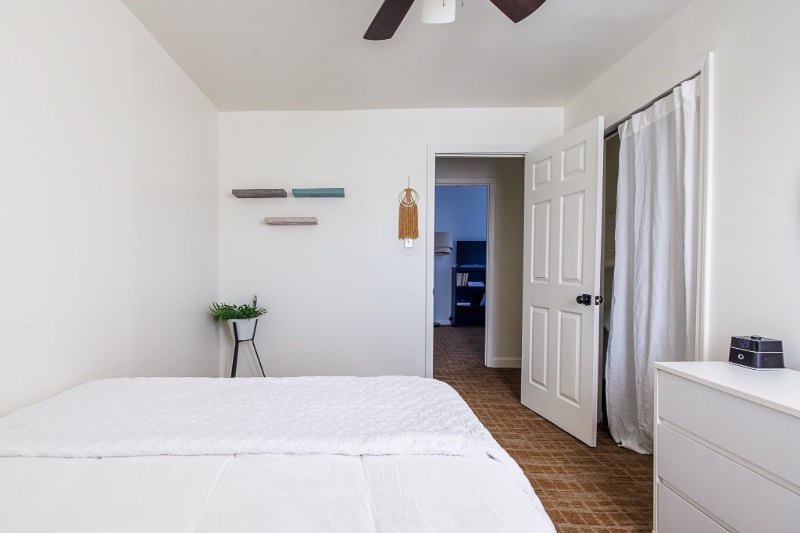 Building Photo - 932 E Oak St