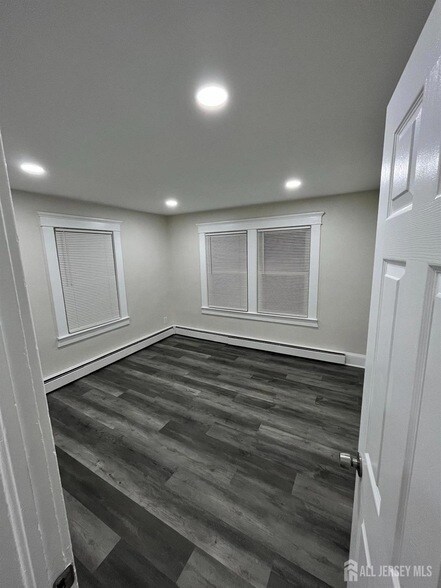 Building Photo - 28 Victoria Ave