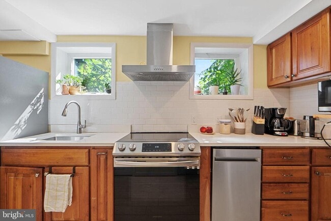 Building Photo - 5929 Avon Dr