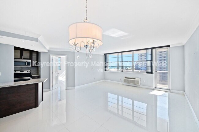 Building Photo - 5313 Collins Ave