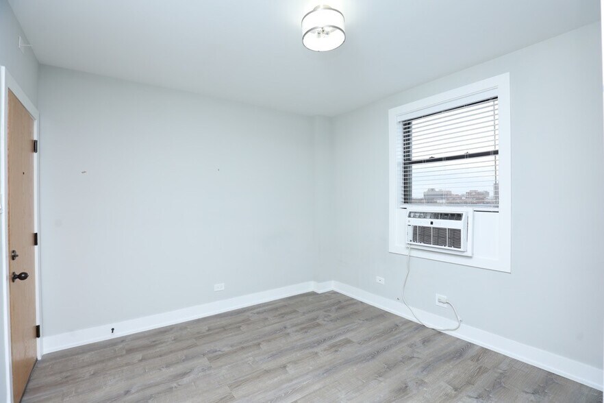 Building Photo - 545 W Belmont