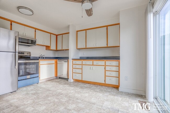 Building Photo - Spacious 4BR Townhome with AC, W/D, Garage...
