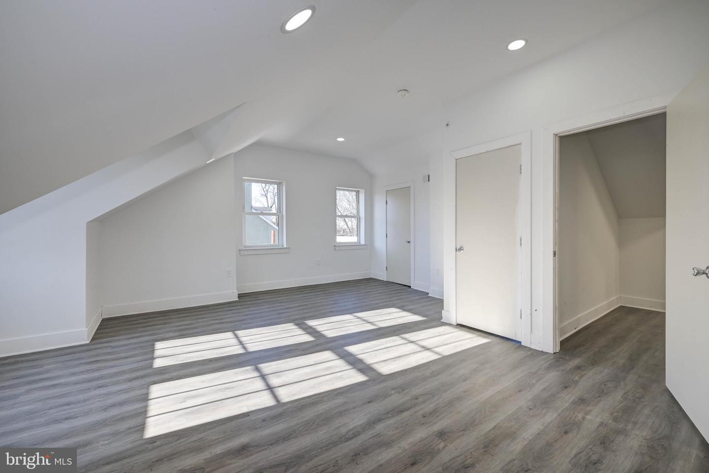Building Photo - 211 E Union St