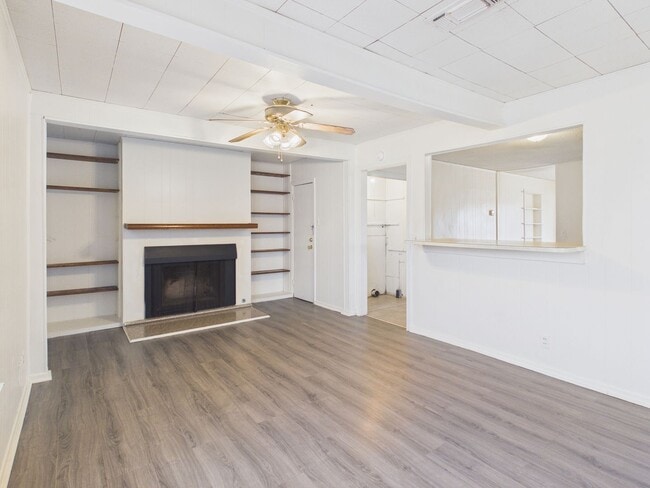 Building Photo - Spacious 2 bedroom 2 living areas 1 bath with a garage!