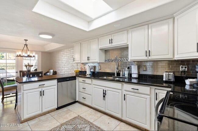 Building Photo - 7802 E MacKenzie Dr