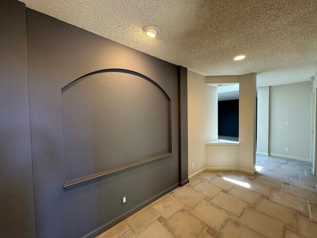 Building Photo - 2439 Sharon Oaks Dr