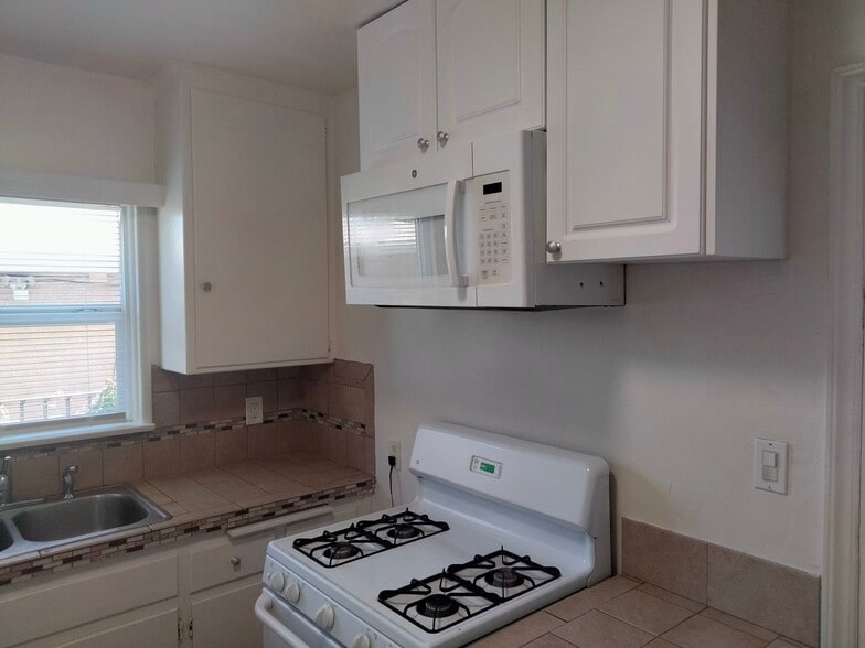 Kitchen - 1420 N Hollywood Way