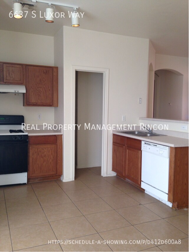 Building Photo - 6637 S Luxor Way