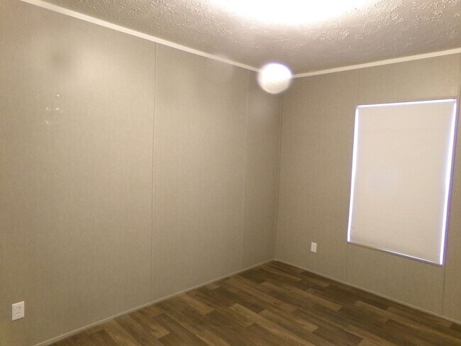 Building Photo - Country Living