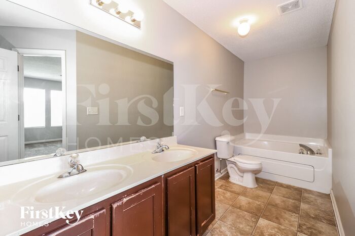 Building Photo - 10045 Branley Oak Dr