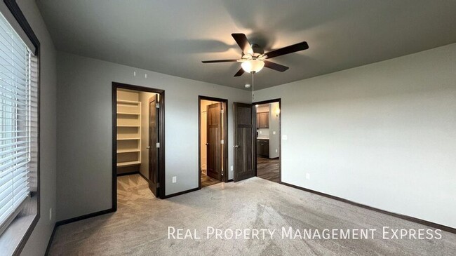 Building Photo - Modern 3 Bed, 2.5 Bath with Loft | Located...