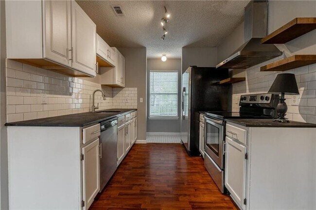 Building Photo - Three Bedroom One Bathroom For Rent