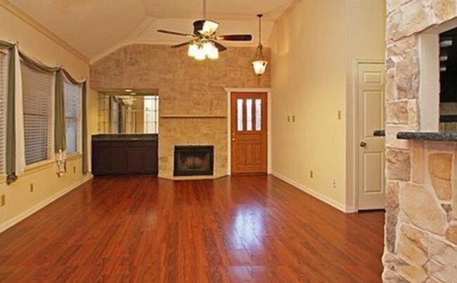 Building Photo - 645 Albrook Dr