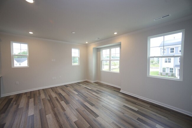 Building Photo - Spacious End Unit Townhome in Beautiful Ne...