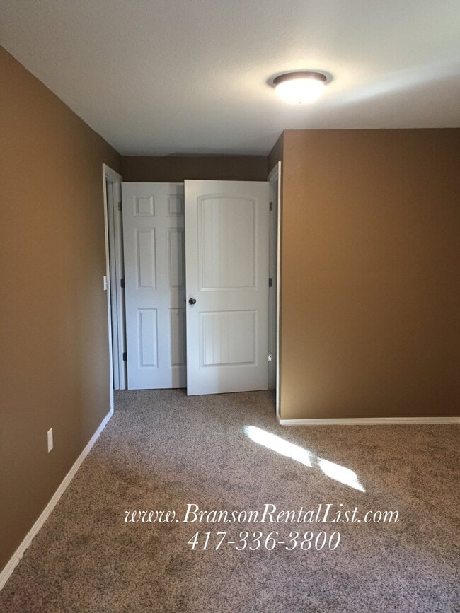 Building Photo - Large 5 Bedroom with lawn care and a commu...