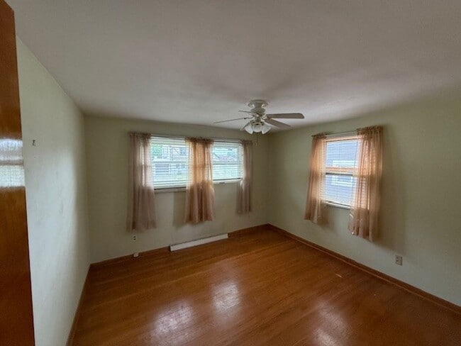 Building Photo - Charming 3 Bedroom Home with Fenced Yard &...