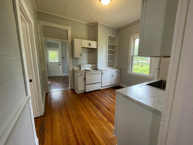 Building Photo - 2358 Sackett St