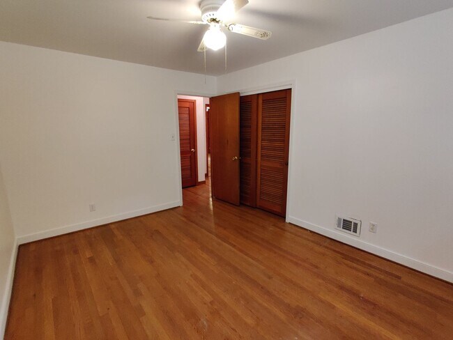 Building Photo - 3 bedroom home , detached garage, multiple living areas