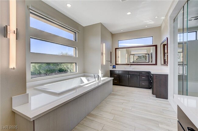 Building Photo - 64 Grey Feather Dr