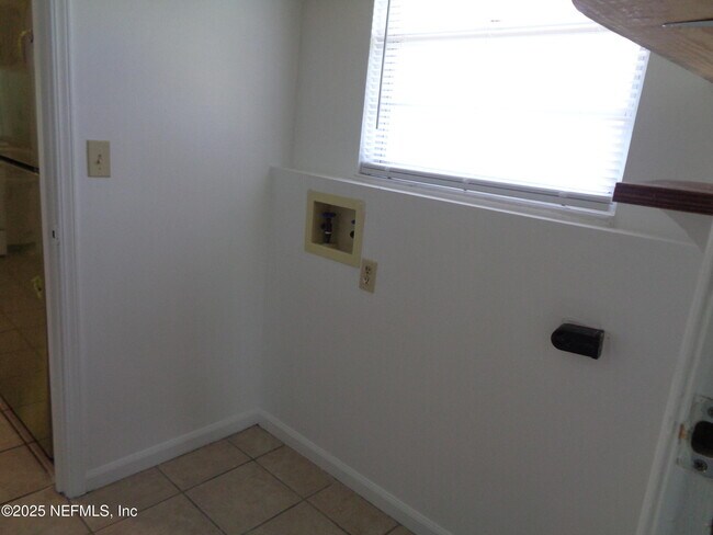 Building Photo - 812 Maplewood Ln