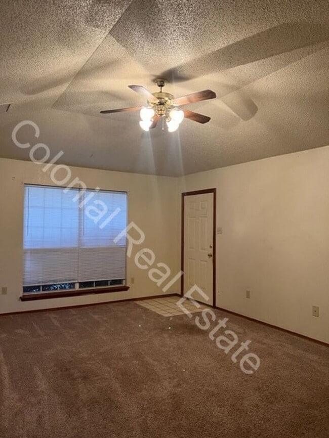 Building Photo - Spacious 3 Bed/2 Bath home with a fireplace!