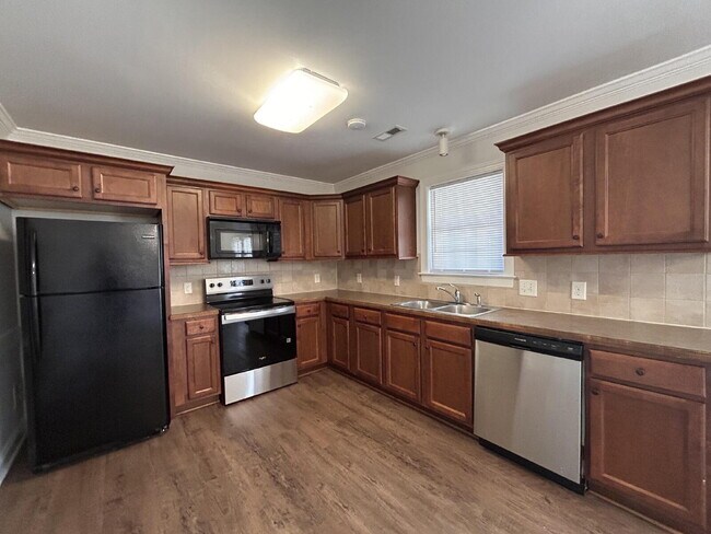 Building Photo - 208 S Pointe Dr