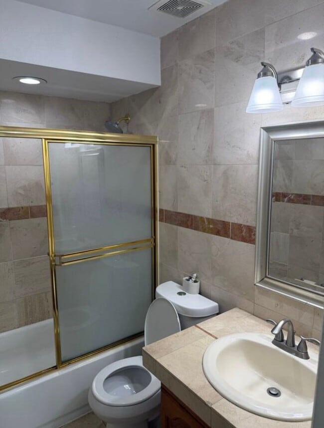 Building Photo - Private Bedroom w/ Private Bath in Spacious 1,100 Sq Ft Home – Prime Location