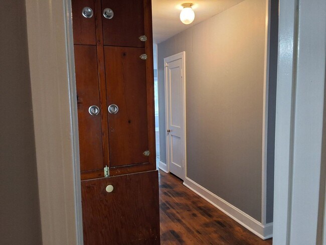 Building Photo - Comfy 3 Bed, 1 Bath