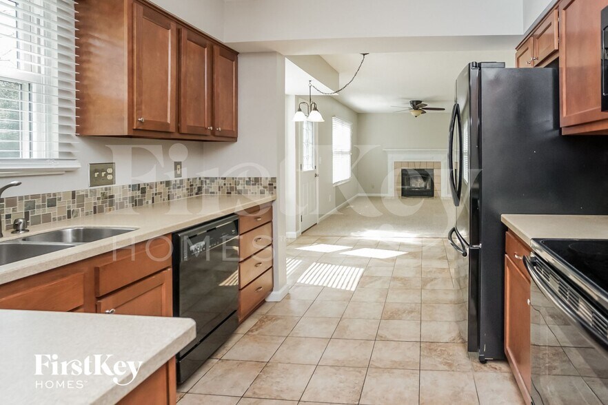 Building Photo - 935 Saffron Ln