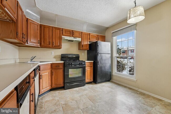 Building Photo - 8 Marsh Ct