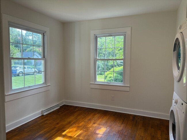 Building Photo - 2 Bedroom, 1 Bathroom House in Winston-Salem!