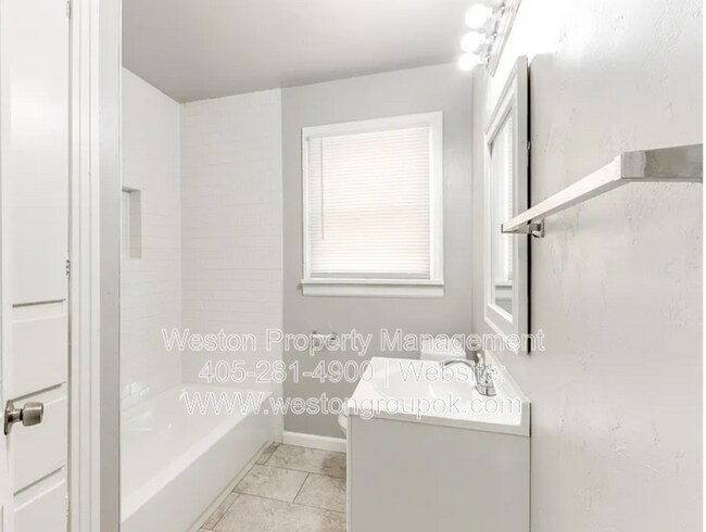 Building Photo - 1217 NE 43rd St