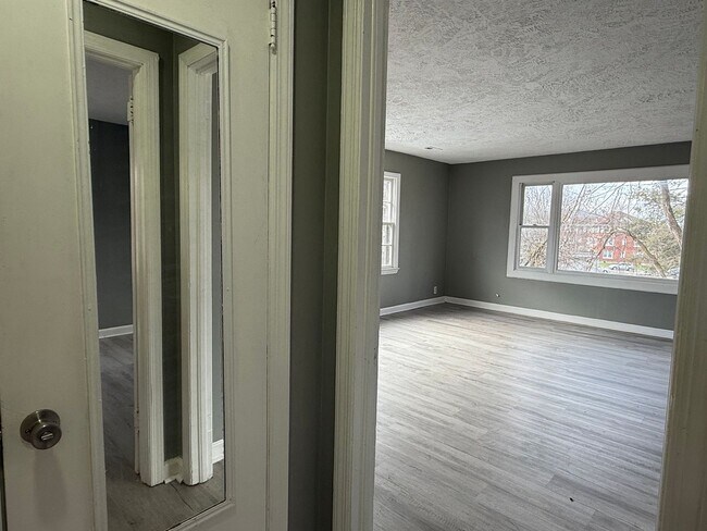 Building Photo - 221 Taylor St