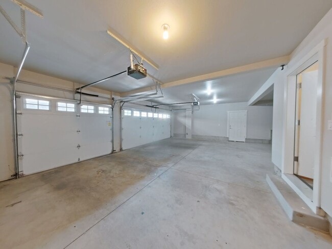 Building Photo - Greek Street Townhomes (335)